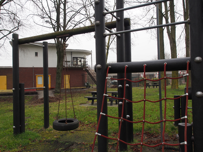 830023 Gezicht op het voormalige seinhuis Blauwkapel aan de Eykmanlaan te Utrecht, vanuit de naastgelegen speeltuin van ...